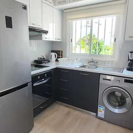 Prázdninový dům Stylish Two Bedroom House In Near The Sea