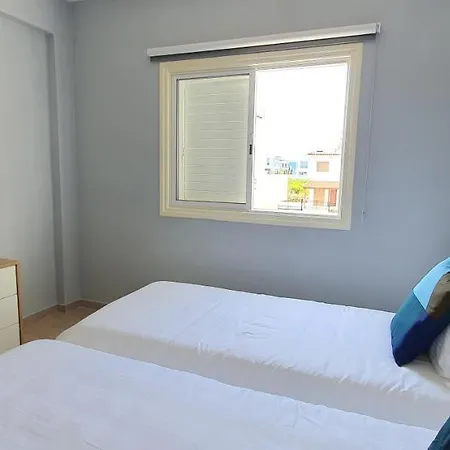Prázdninový dům Stylish Two Bedroom House In Near The Sea *