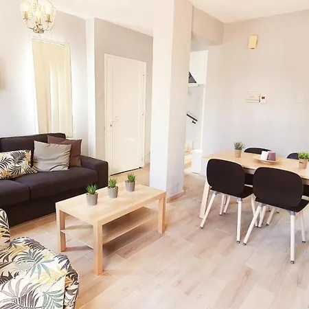 Stylish Two Bedroom House In Near The Sea