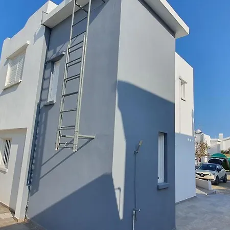Stylish Two Bedroom House In Near The Sea بيت للعطل